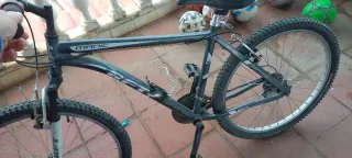 Bicicleta BMX plateada y dos bicicletas de 26 pulg