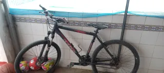 Bicicleta BMX plateada y dos bicicletas de 26 pulg
