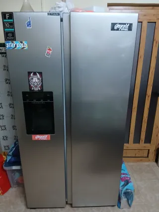 Nevera combi plateada, estilo America