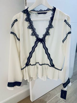 Camisa Zara Basic Blanca con Encaje Negro