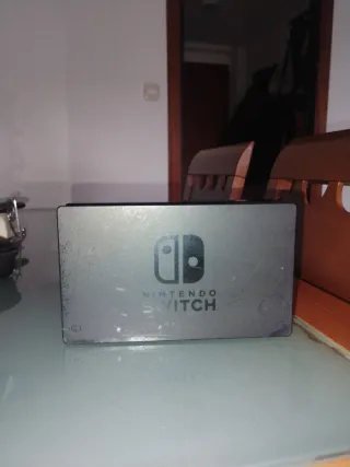 Nintendo Switch con base y mandos, sin cargador