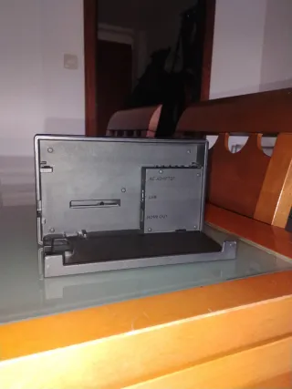 Nintendo Switch con base y mandos, sin cargador