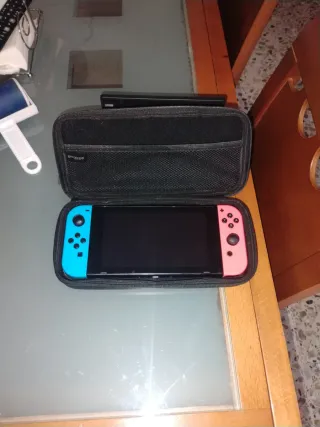 Nintendo Switch con base y mandos, sin cargador