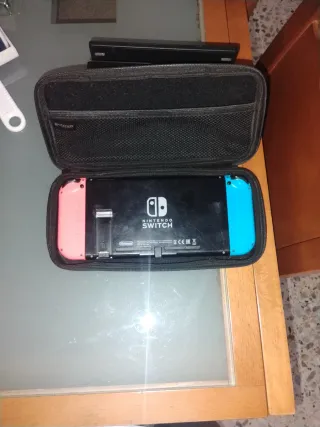 Nintendo Switch con base y mandos, sin cargador