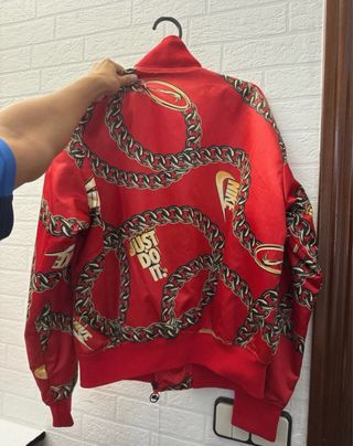 Chaqueta Nike Edición Limitada Cadena Dorada