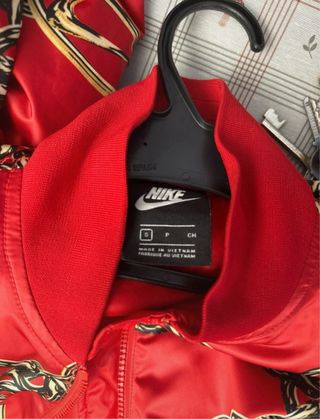 Chaqueta Nike Edición Limitada Cadena Dorada
