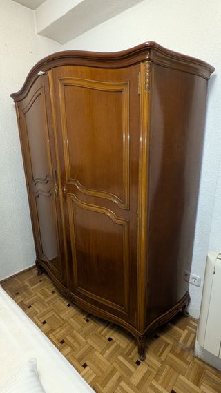 Armario antiguo de madera estilo clásico