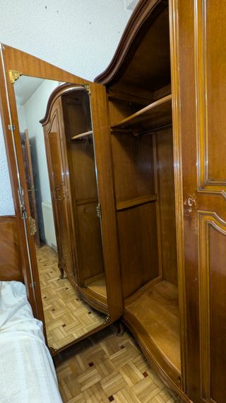 Armario antiguo de madera estilo clásico
