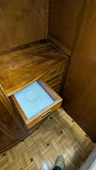 Armario antiguo de madera estilo clásico