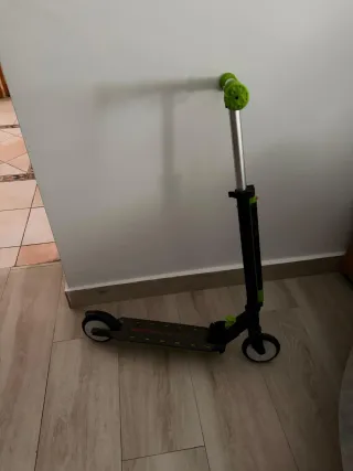 Patinete infantil verde y plateado