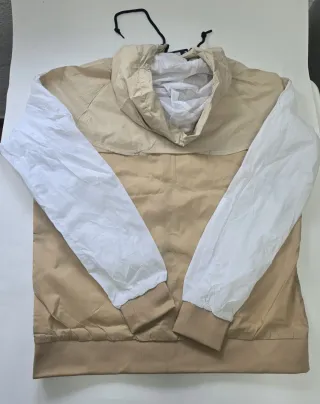 Chaqueta cortavientos Nike beige y blanca