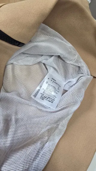 Chaqueta cortavientos Nike beige y blanca