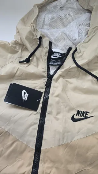 Chaqueta cortavientos Nike beige y blanca