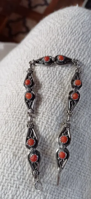 Pulsera kabyle, diseño tribal con corales.