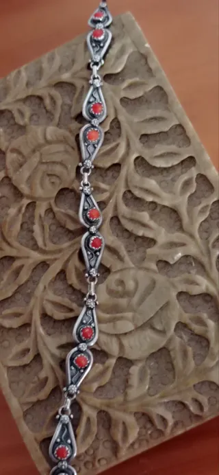 Pulsera kabyle, diseño tribal con corales.