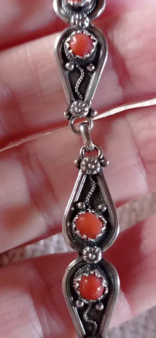 Pulsera kabyle, diseño tribal con corales.