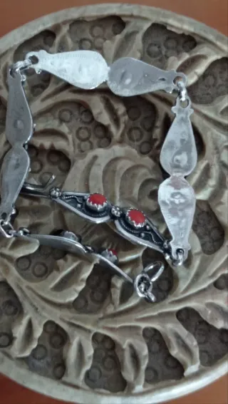 Pulsera kabyle, diseño tribal con corales.