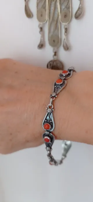 Pulsera kabyle, diseño tribal con corales.