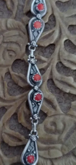 Pulsera kabyle, diseño tribal con corales.