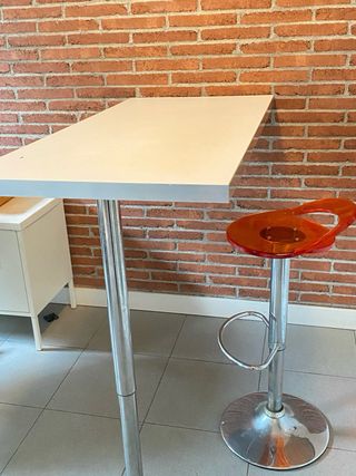 Mesa de bar alta y taburete naranja