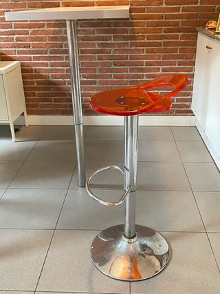 Mesa de bar alta y taburete naranja