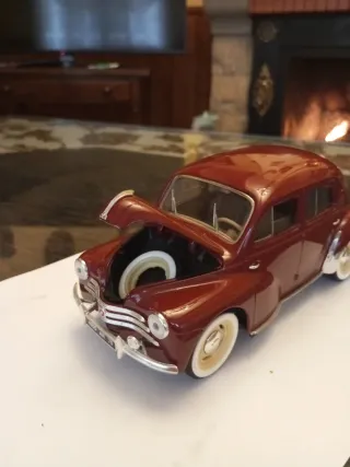 1:17 RENAULT 4CV