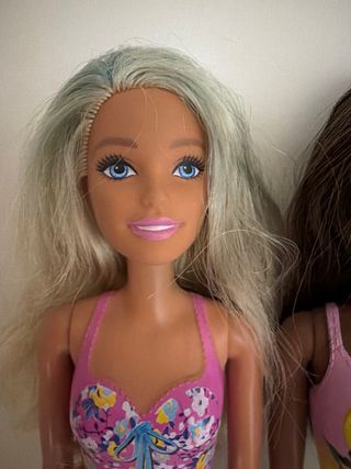 2 Barbies con trajes de baño