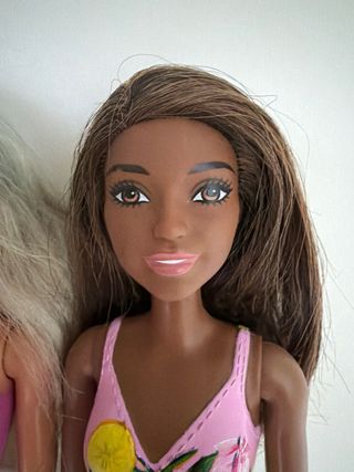 2 Barbies con trajes de baño