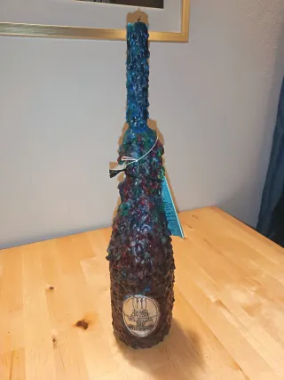 Bottiglia decorativa ricoperta di cera