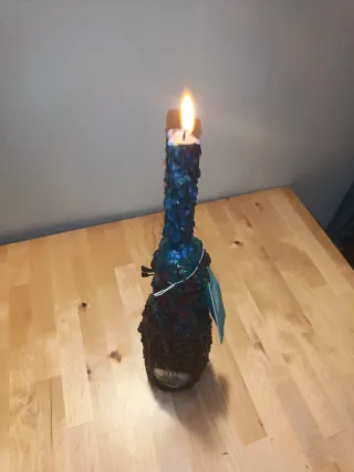 Bottiglia decorativa ricoperta di cera