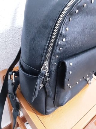 Mochila Parfois negra con tachuelas