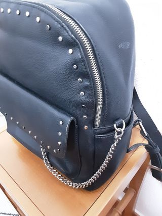 Mochila Parfois negra con tachuelas