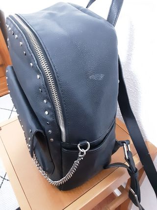 Mochila Parfois negra con tachuelas