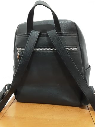 Mochila Parfois negra con tachuelas