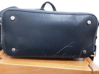 Mochila Parfois negra con tachuelas