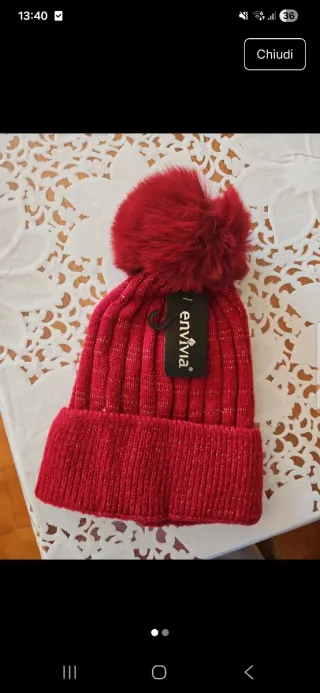 Cappello Envivia con pon pon rosso