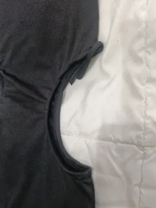 Vestido negro con aberturas laterales