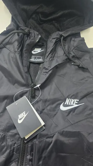 Chaqueta cortavientos Nike negra