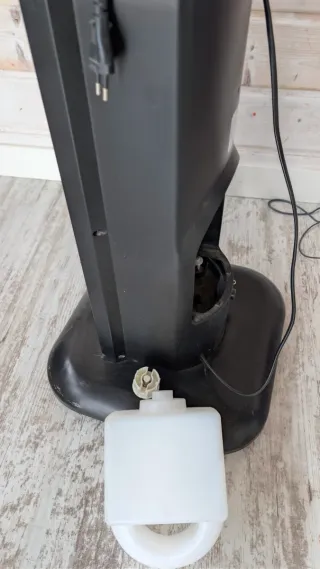 Ventilador de pie negro con humidificador