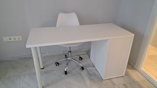 Mesa de despacho blanca y silla de oficina