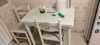 Mesa de cocina blanca con 2 sillas