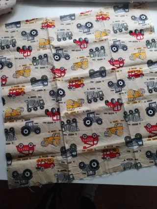 Tela con estampado de vehículos