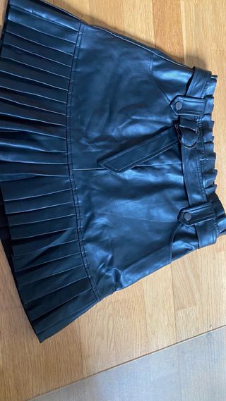 Falda Zara cuero negra plisada