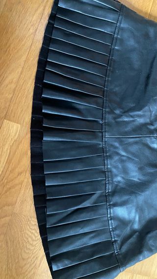 Falda Zara cuero negra plisada