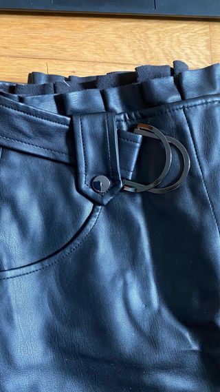 Falda Zara cuero negra plisada