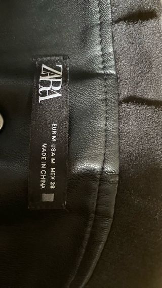 Falda Zara cuero negra plisada