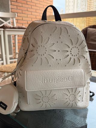 Mochila Desigual blanca con detalles florales