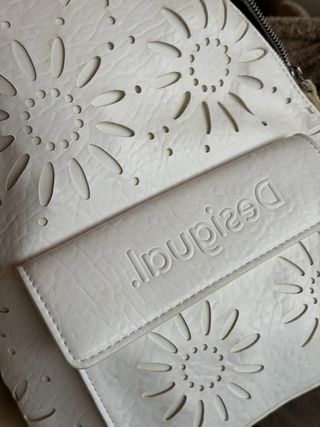 Mochila Desigual blanca con detalles florales