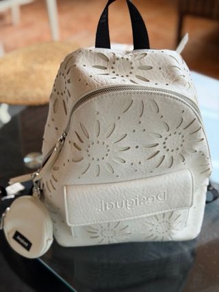 Mochila Desigual blanca con detalles florales