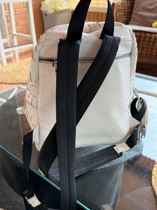 Mochila Desigual blanca con detalles florales